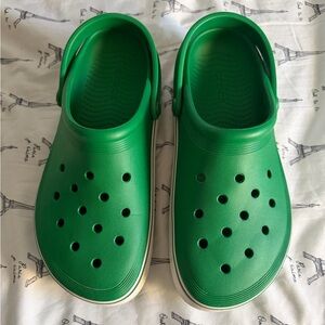 Green Crocs Women’s Sz 10, Men’s Sz 8.